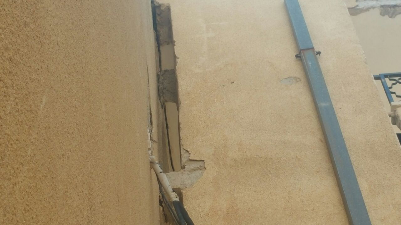 מבט מקרוב: גרם המדרגות ניתק בבניין הישן. סכנת נפשות (צילום: דוברות כיבוי והצלה )